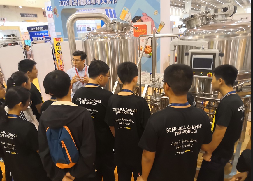 豪魯精釀啤酒設(shè)備講解中 豪魯精釀啤酒設(shè)備講解中