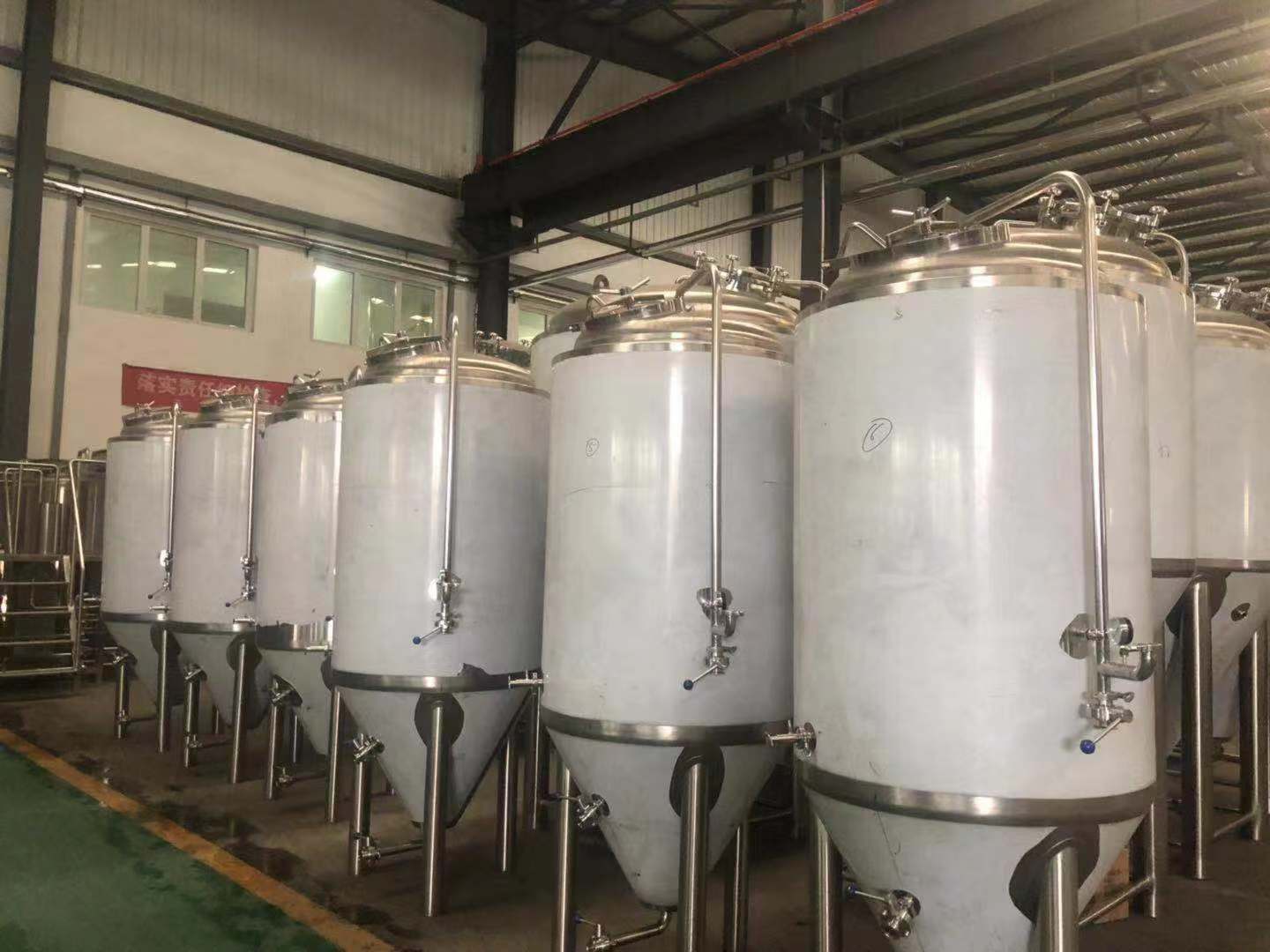 精釀啤酒發(fā)酵罐--山東豪魯 精釀啤酒發(fā)酵罐--山東豪魯